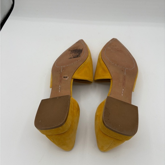 Vince Camuto Suede Golden Yellow
Small heel. Size 9 - Picture 2 of 3